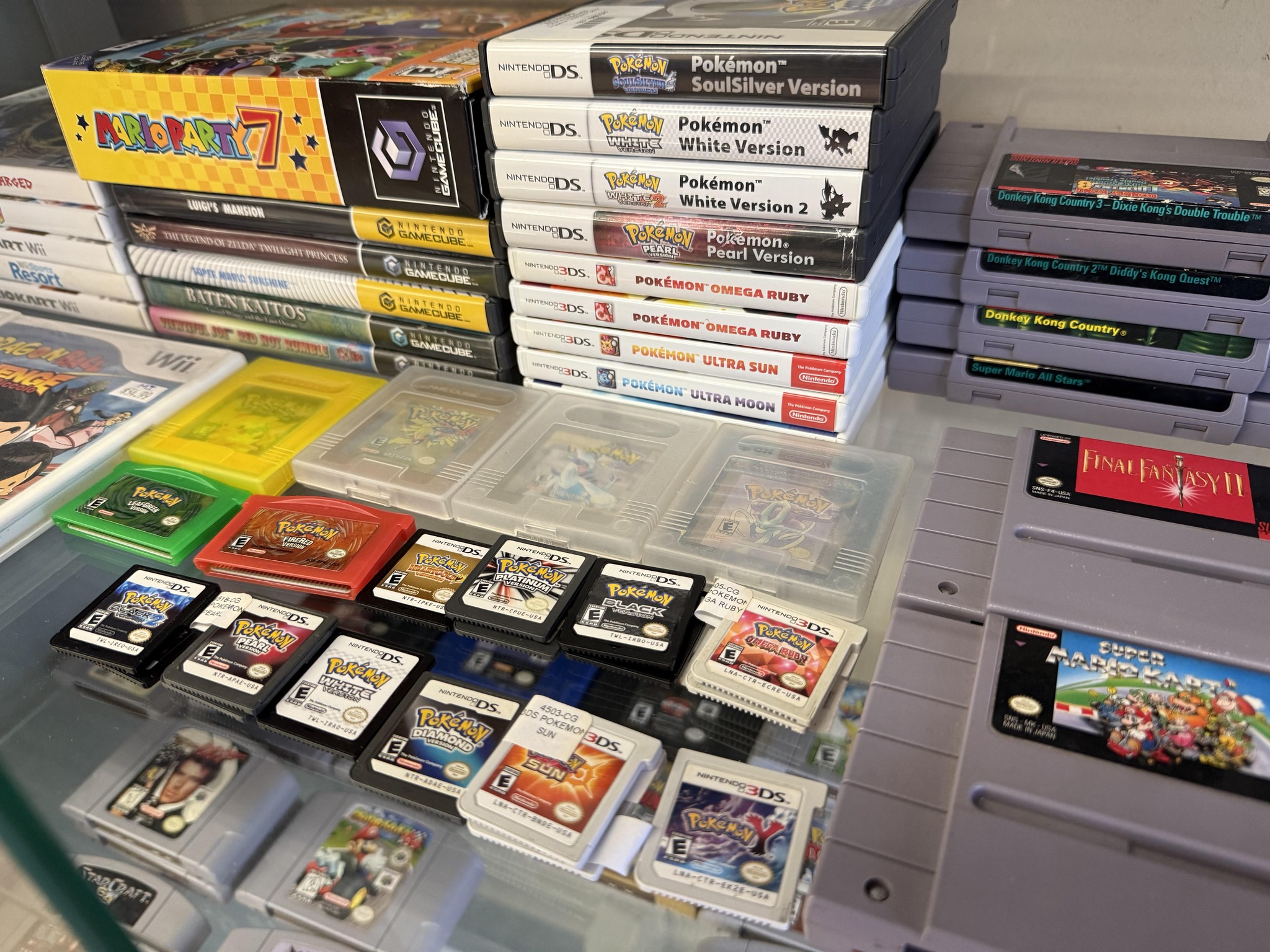 Nintendo DS, Game Boy, and SNES cartridges including Pokemon and Final Fantasy